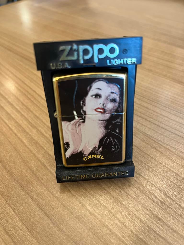 Zippo Camel aansteker met vintage dame, Ophalen of Verzenden, Nieuw, Aansteker