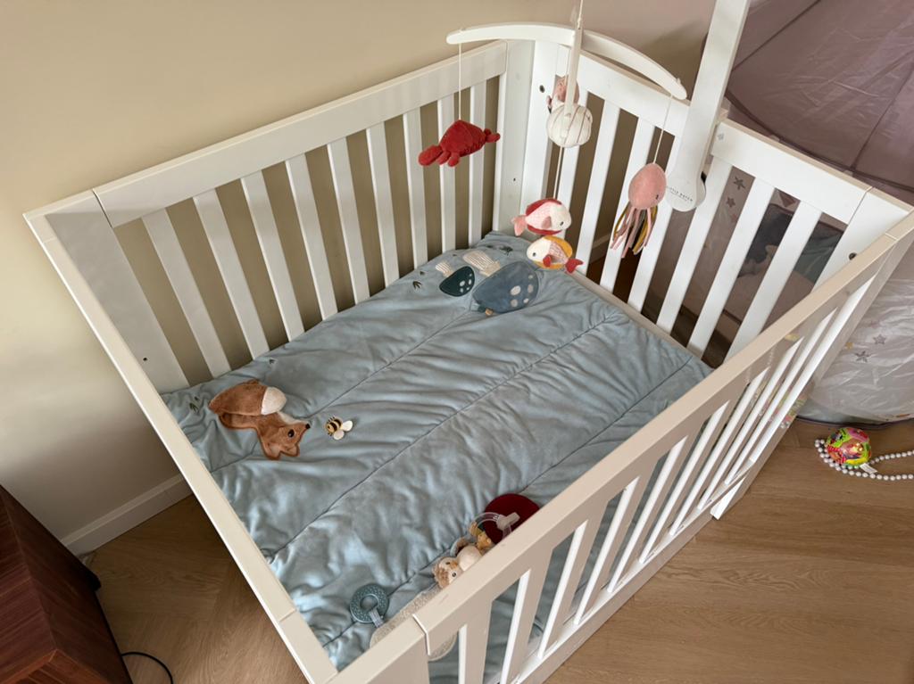 Kidsmill Alaska Box met lade, matras, boxkleed en mobiel, Ophalen, Zo goed als nieuw, Boxkleed