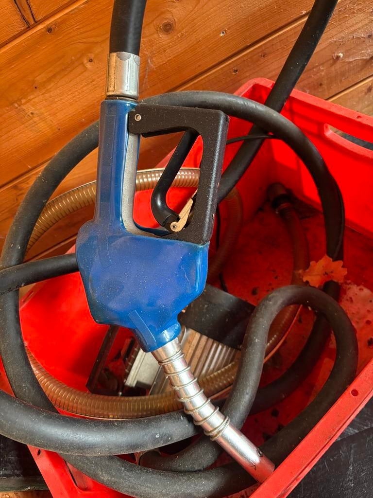 HBM Dieselpomp 12V met Slangen en Pistool, Tuin en Terras, Waterpompen, Ophalen of Verzenden, Gebruikt, Elektrisch, Overige typen
