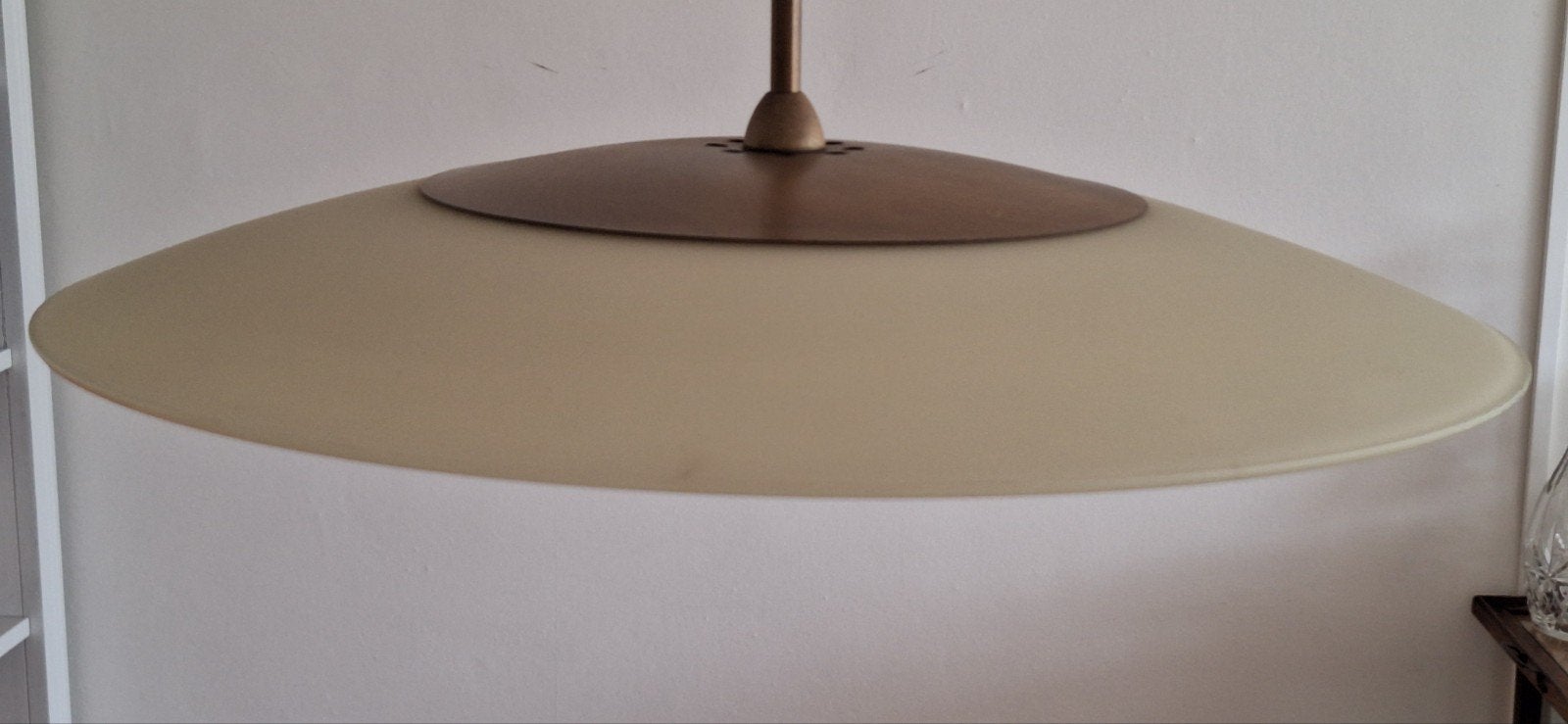 Vintage hanglamp met glazen kap en messing details, Gebruikt, Vintage, Klassiek, Glas, E27 (groot)
