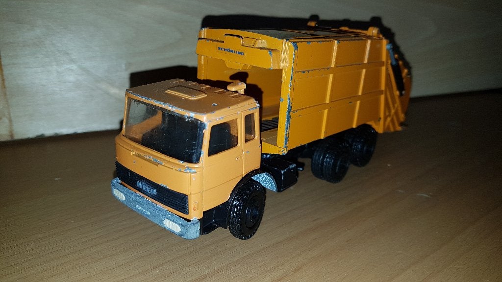 Iveco vuilniswagen van gesha, Hobby en Vrije tijd, Modelauto's | 1:50, Ophalen of Verzenden, Bus of Vrachtwagen