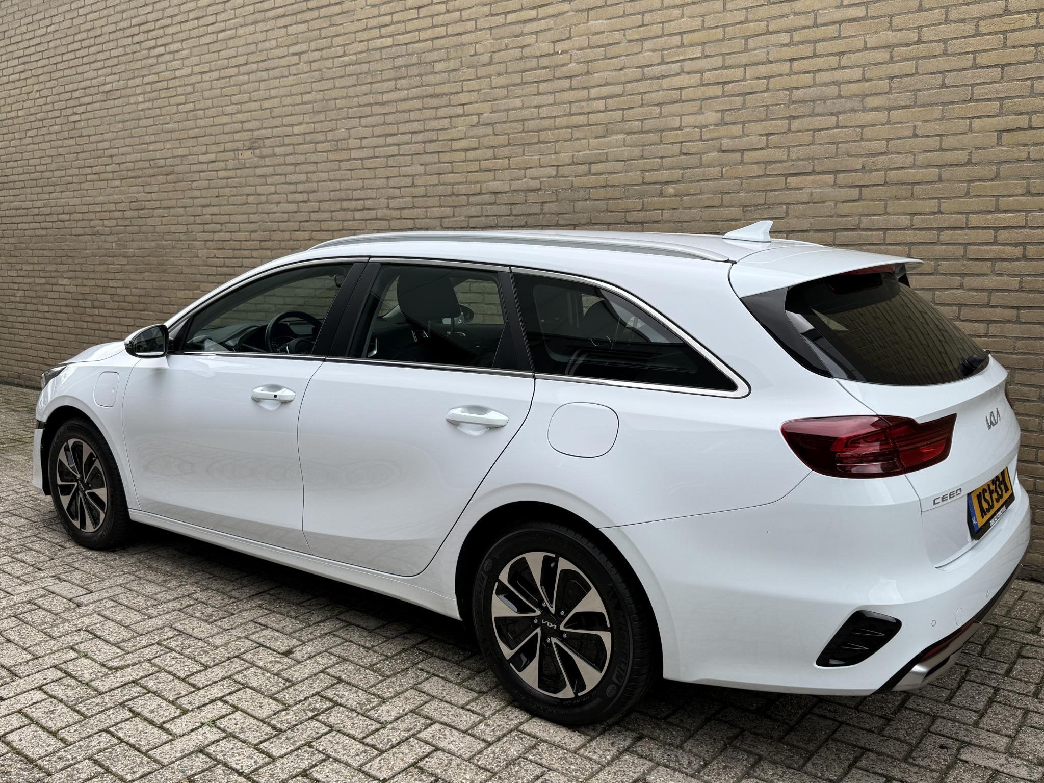 Kia Ceed Sportswagon 1.6 GDI PHEV DynamicLine | Facelift | C, Auto's, Dealer onderhouden, Gebruikt, Wit, Plug-in hybride