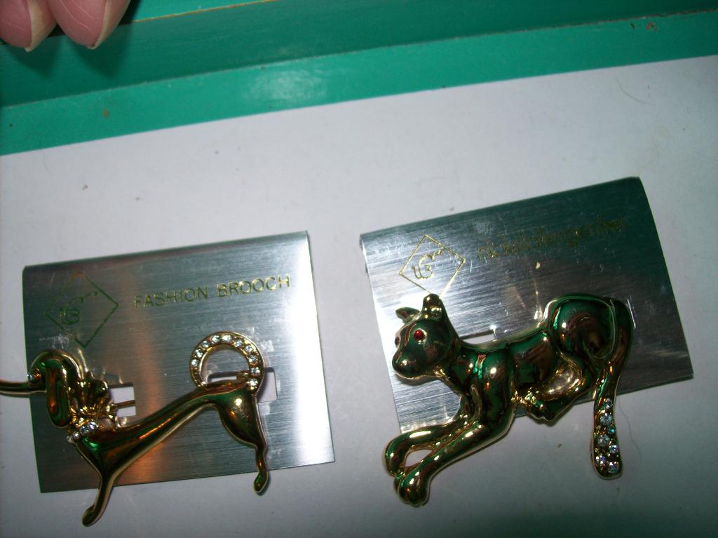 Broches Goudkleur 2 x Mooie Honden Modellen circa 4 cm, Overige materialen, 4 tot 7 cm, Verzenden, Nieuw