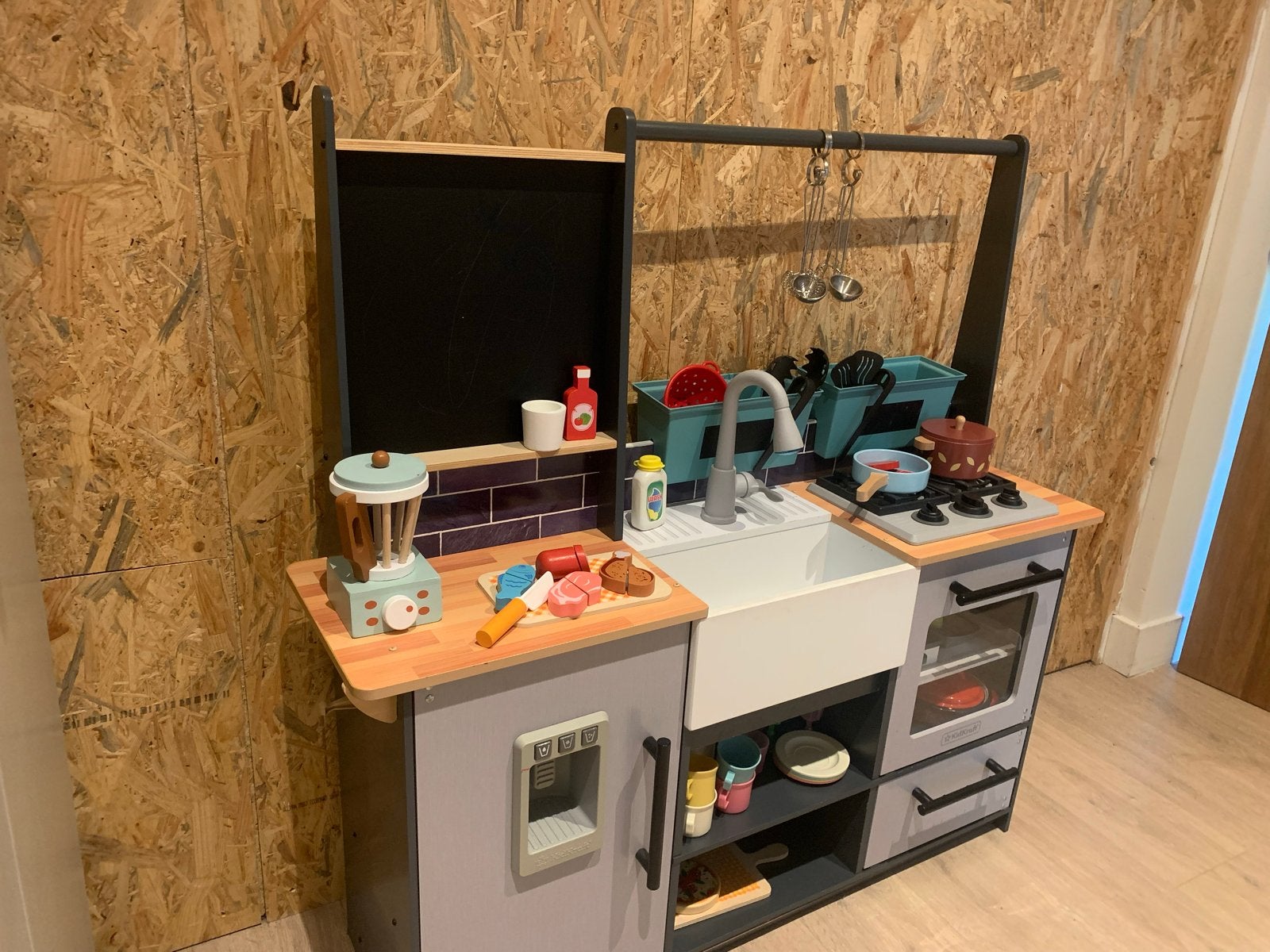 Complete speelkeuken met pannen, bestek en accessoires, Ophalen, Zo goed als nieuw, Hout, Speelkeuken