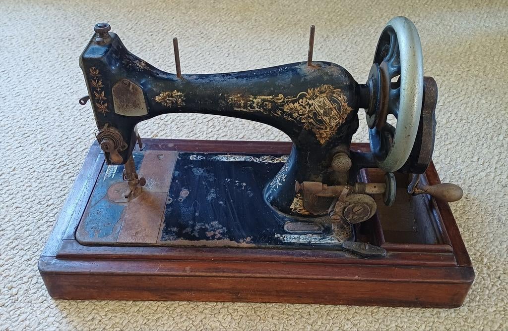 Antieke naaimachine met houten onderstel, Ophalen of Verzenden