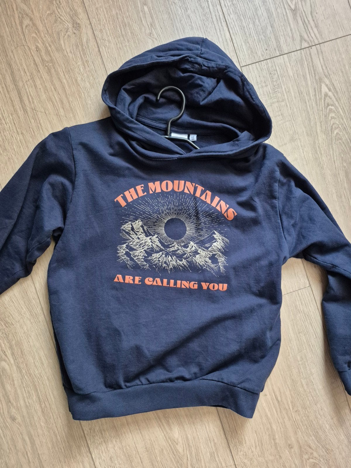 Leuke hoodie met 'The Mountains Are Calling You' print, Kinderen en Baby's, Kinderkleding | Maat 152, Gebruikt, Jongen of Meisje
