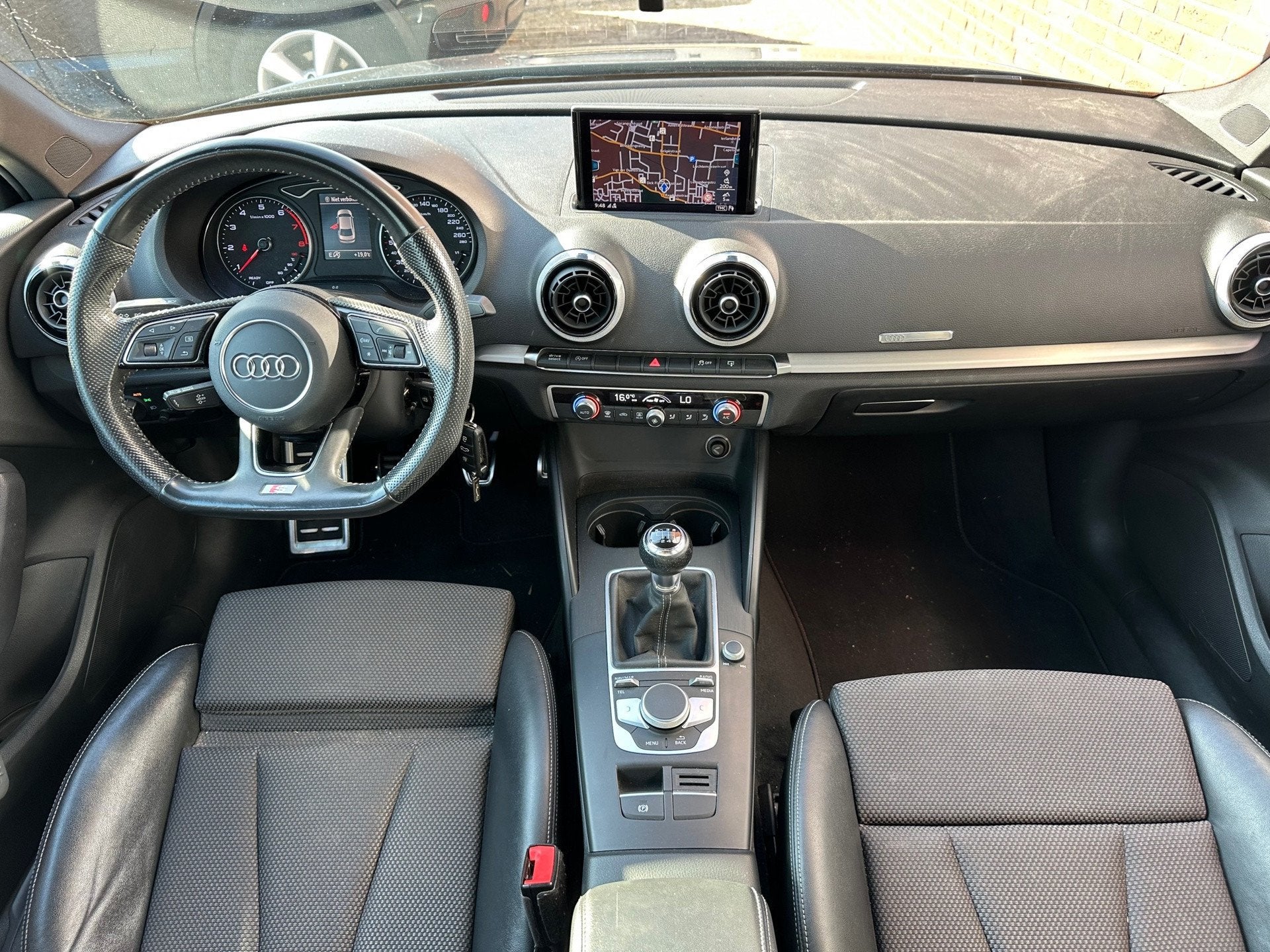 Audi A3 Limousine 1.4 TFSI CoD Sport S Line Edition / Navi /, Auto's, Gebruikt, 4 cilinders, 1210 kg, Leder en Stof