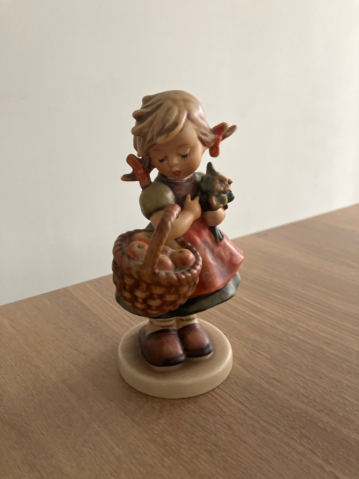 Goebel Hummel beeldje meisje met mand en kat 1964, Verzamelen, Ophalen, Gebruikt, Hummel
