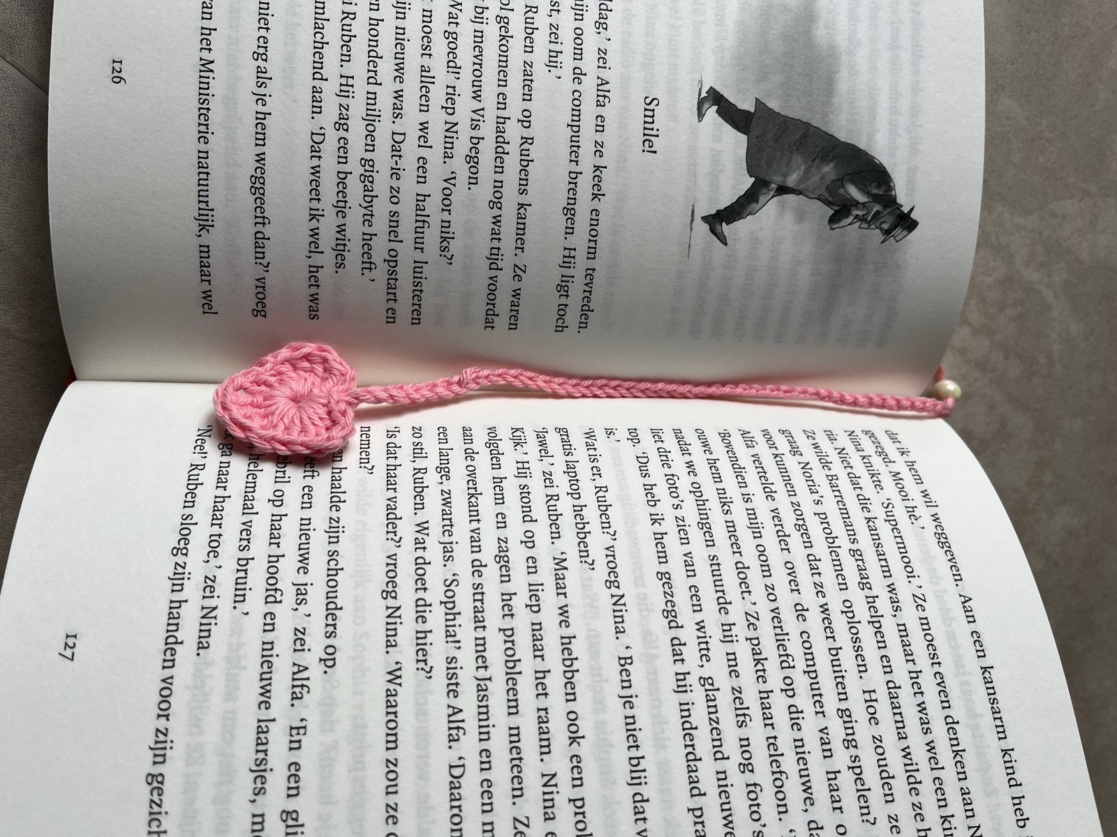 Roze gehaakte boekenlegger met hartje en kraal, Ophalen, Zo goed als nieuw, Overige onderwerpen