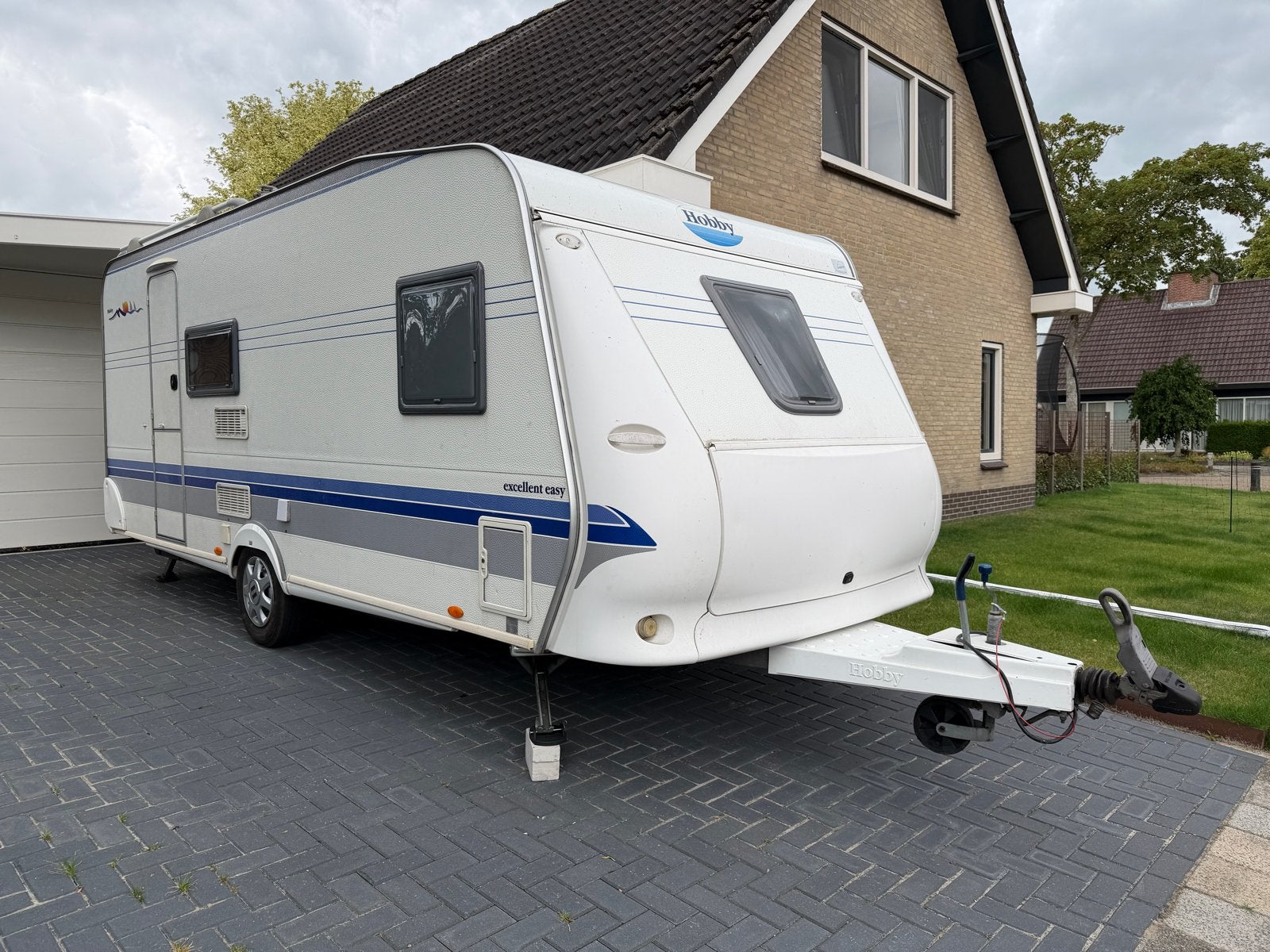 Hobby Excellent Easy 500 KMFE - Ruime caravan met stapelbed, Caravans en Kamperen, Koelkast, Hobby, Treinzit, Dwars-stapelbed