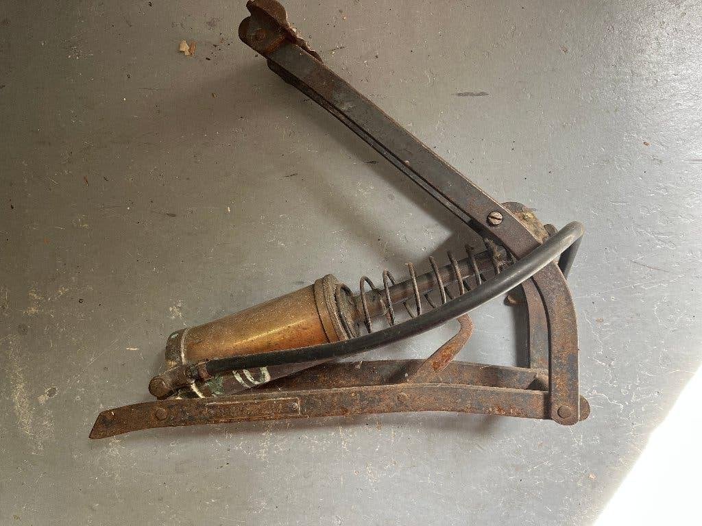 antieke voetpomp, Ophalen
