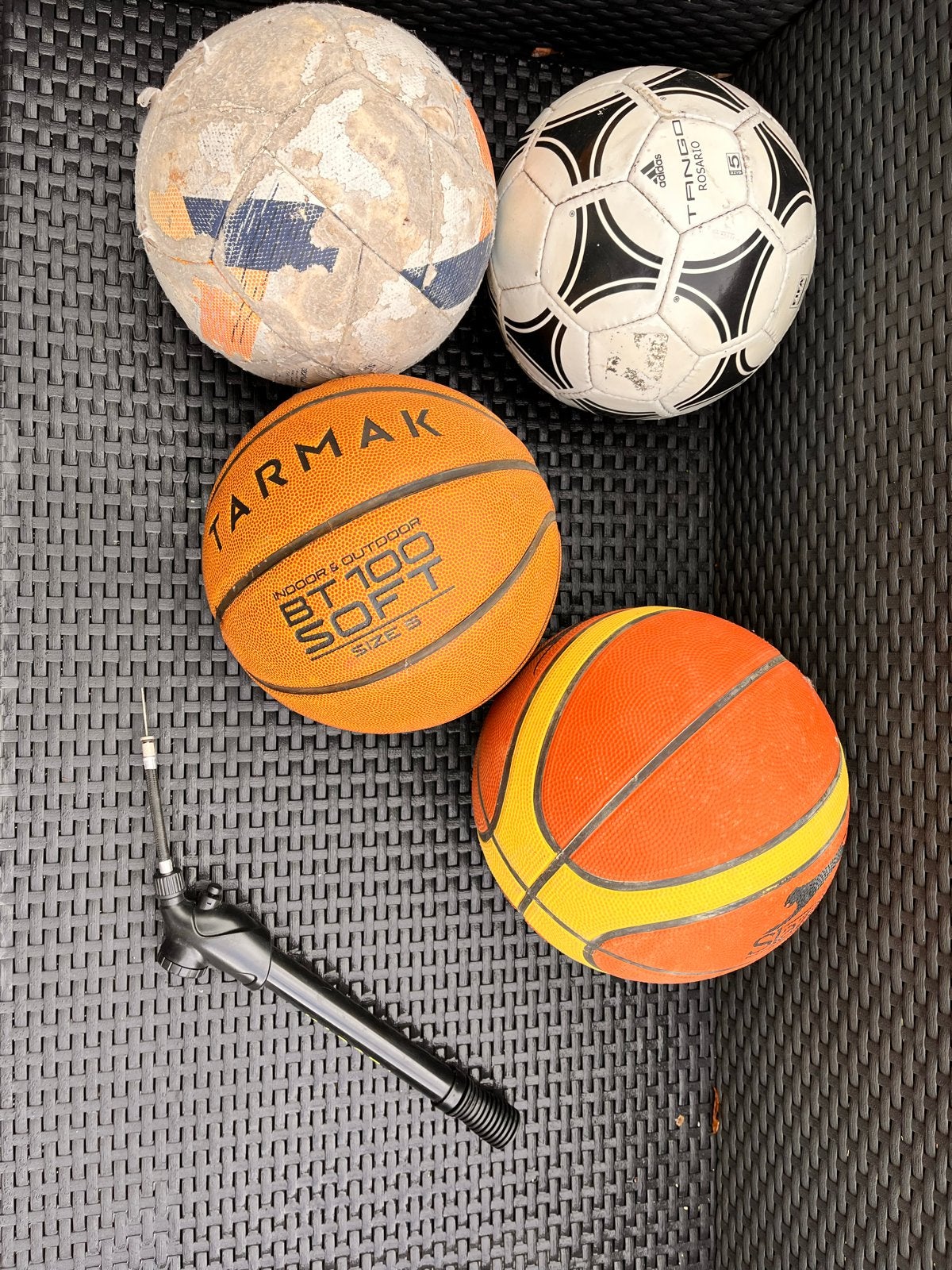 Voetballen, basketballen en pompje, Ophalen of Verzenden, Gebruikt, Bal