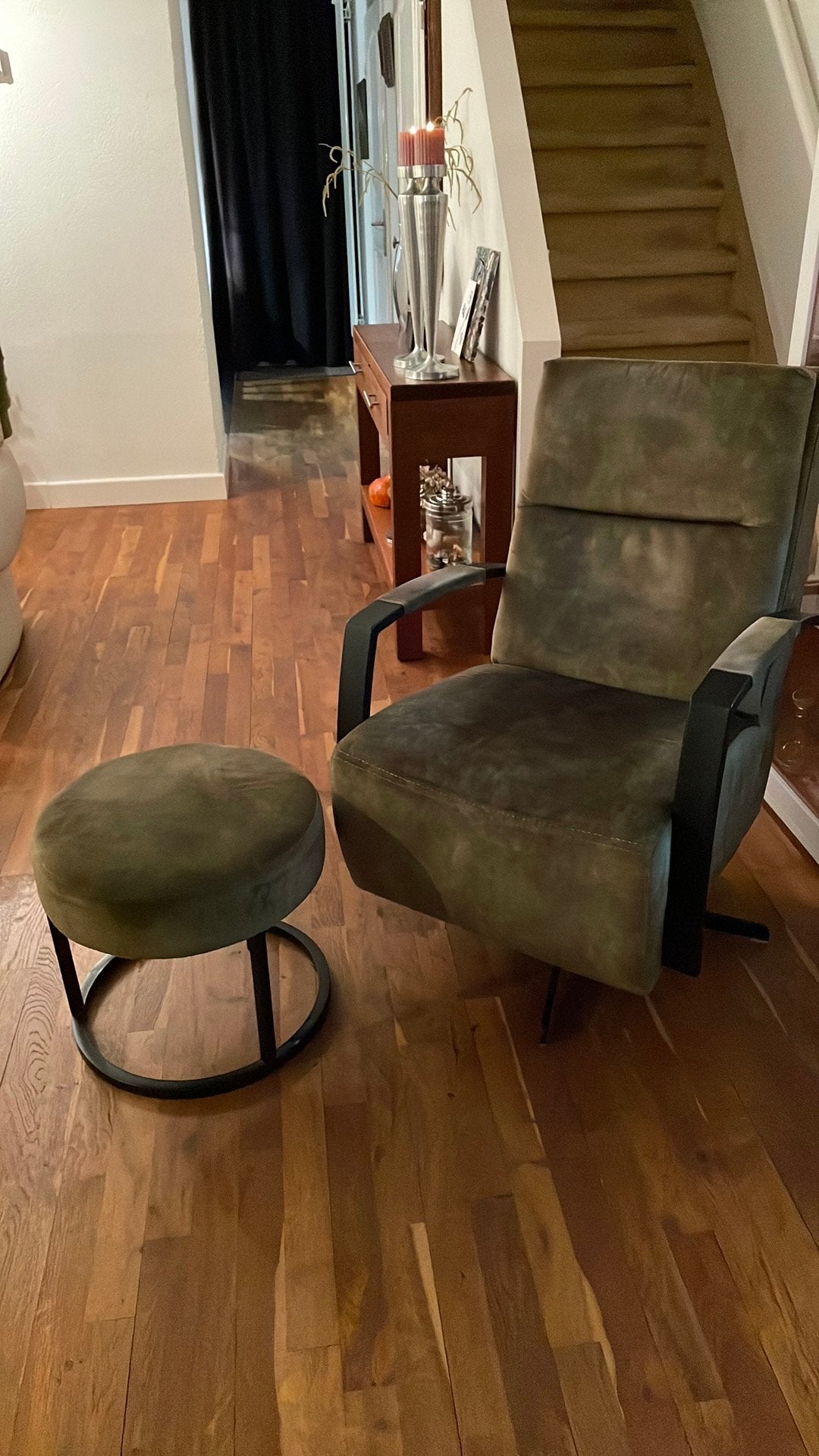 Groene relax fauteuil met industriele zwarte draaipoot, Ophalen, Velvet groene stof met zwarte industriele poot, 75 tot 100 cm