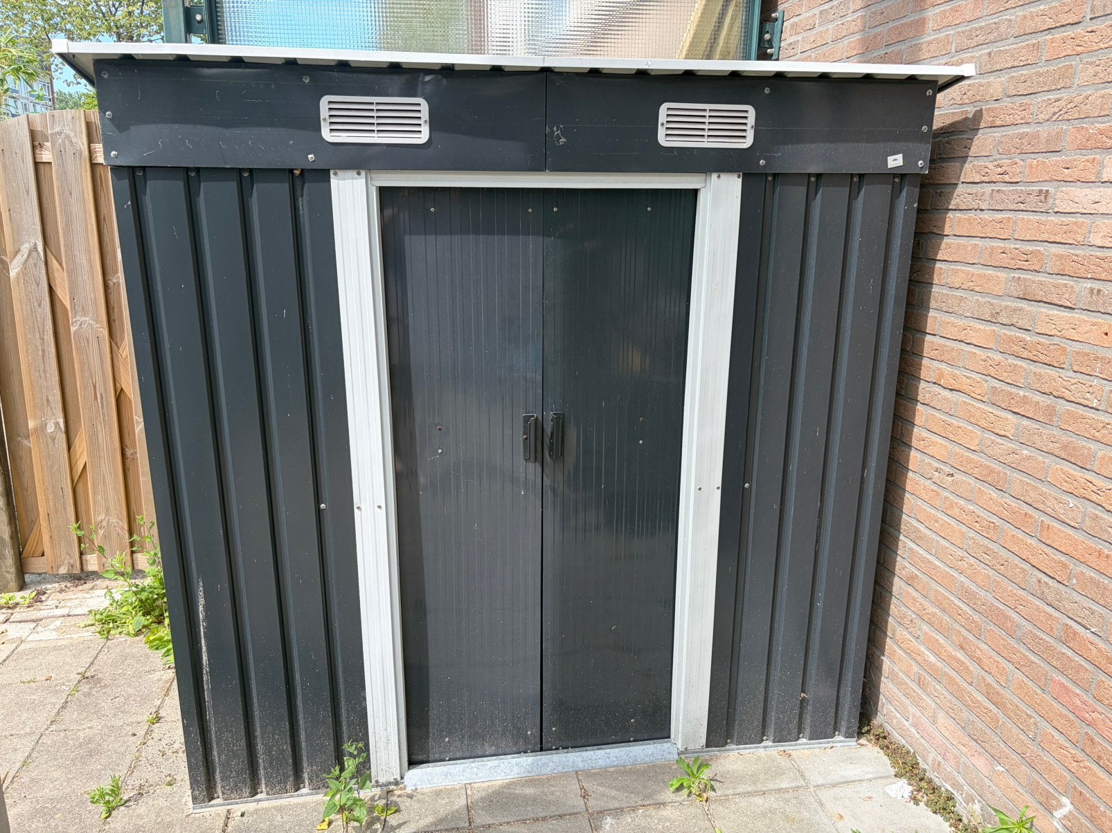 Metalen berging/fietsenberging met dubbele deuren., Tuin en Terras, Tuinhuizen, Zo goed als nieuw, Schuur, Minder dan 250 cm, Zonder ramen