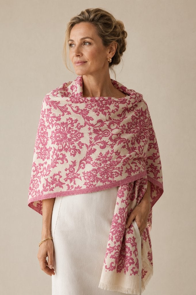 Weekend Max Mara sjaal omslagdoek roze crème damastprint XXL, Verzenden, Zo goed als nieuw, Sjaal, Maat 46/48 (XL) of groter