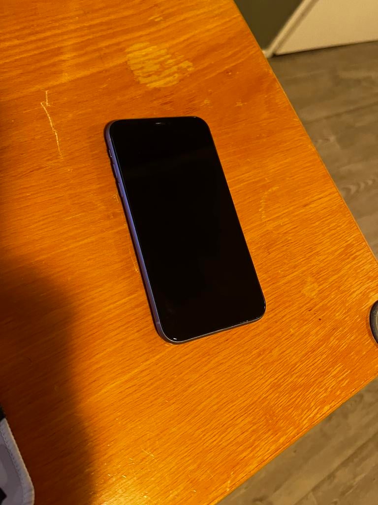 Iphone 11 met magneet en zeart hoesje, Telecommunicatie, Mobiele telefoons | Apple iPhone, Paars, Zo goed als nieuw, 64 GB, Zonder simlock