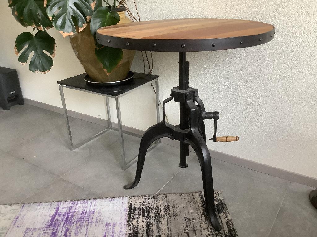 Rustieke BIER/ Sta tafel, staal en hout , hoogte verstelbaar, Ophalen, In hoogte verstelbaar, Gebruikt