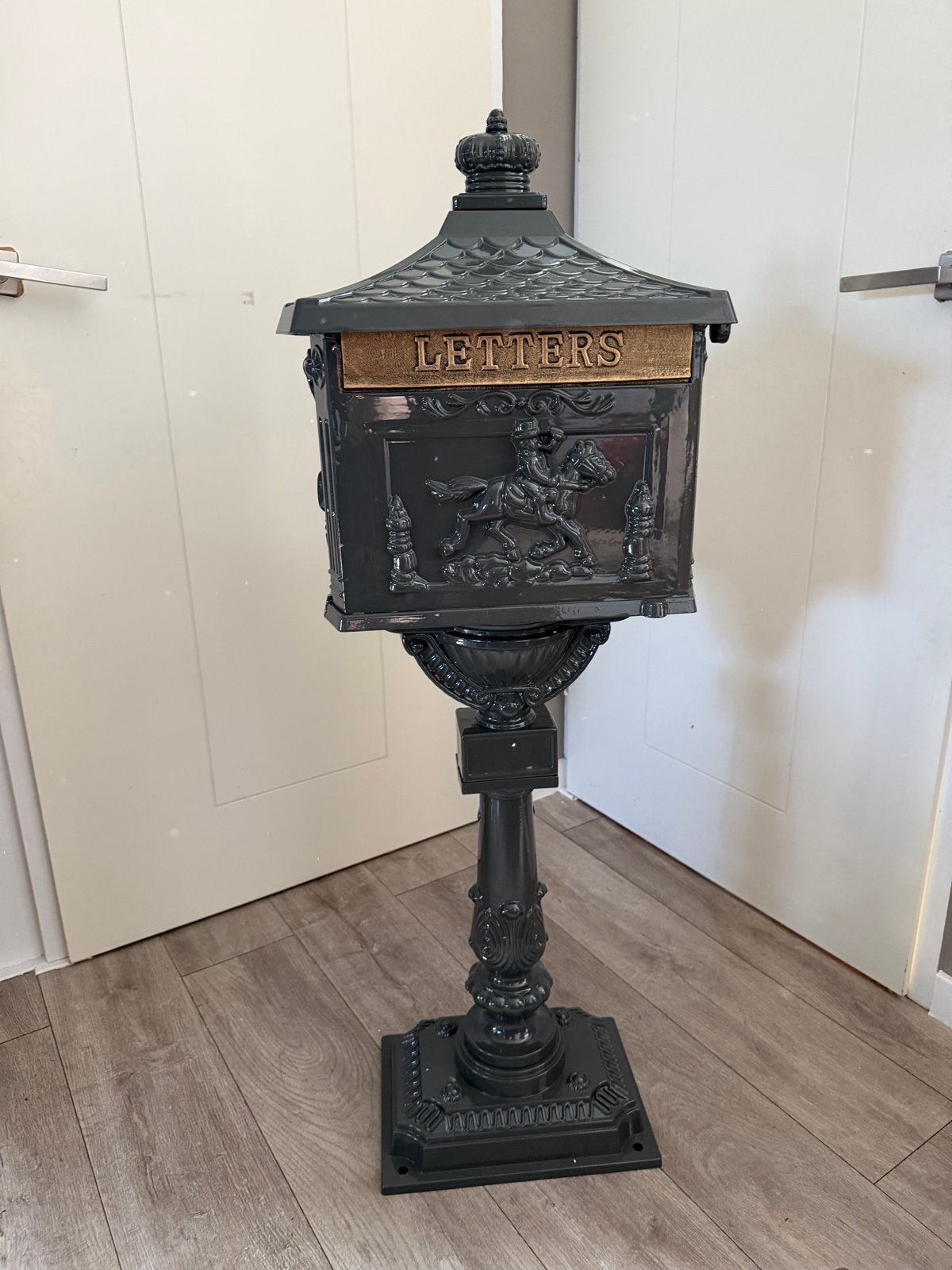 Staande Brievenbus Brons Aluminium - Klassiek Design, Ophalen of Verzenden, Nieuw, Aluminium, Staande brievenbus
