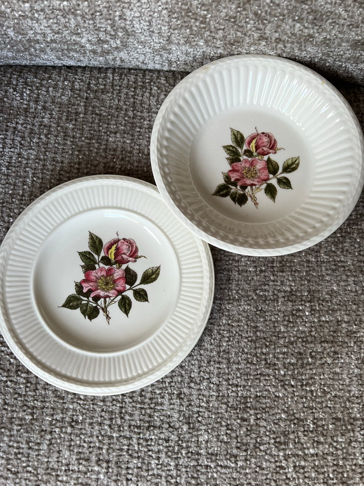 Wedgwood Etruria Barlaston 'Briar Rose' cake/bonbonschaaltje, Ophalen of Verzenden