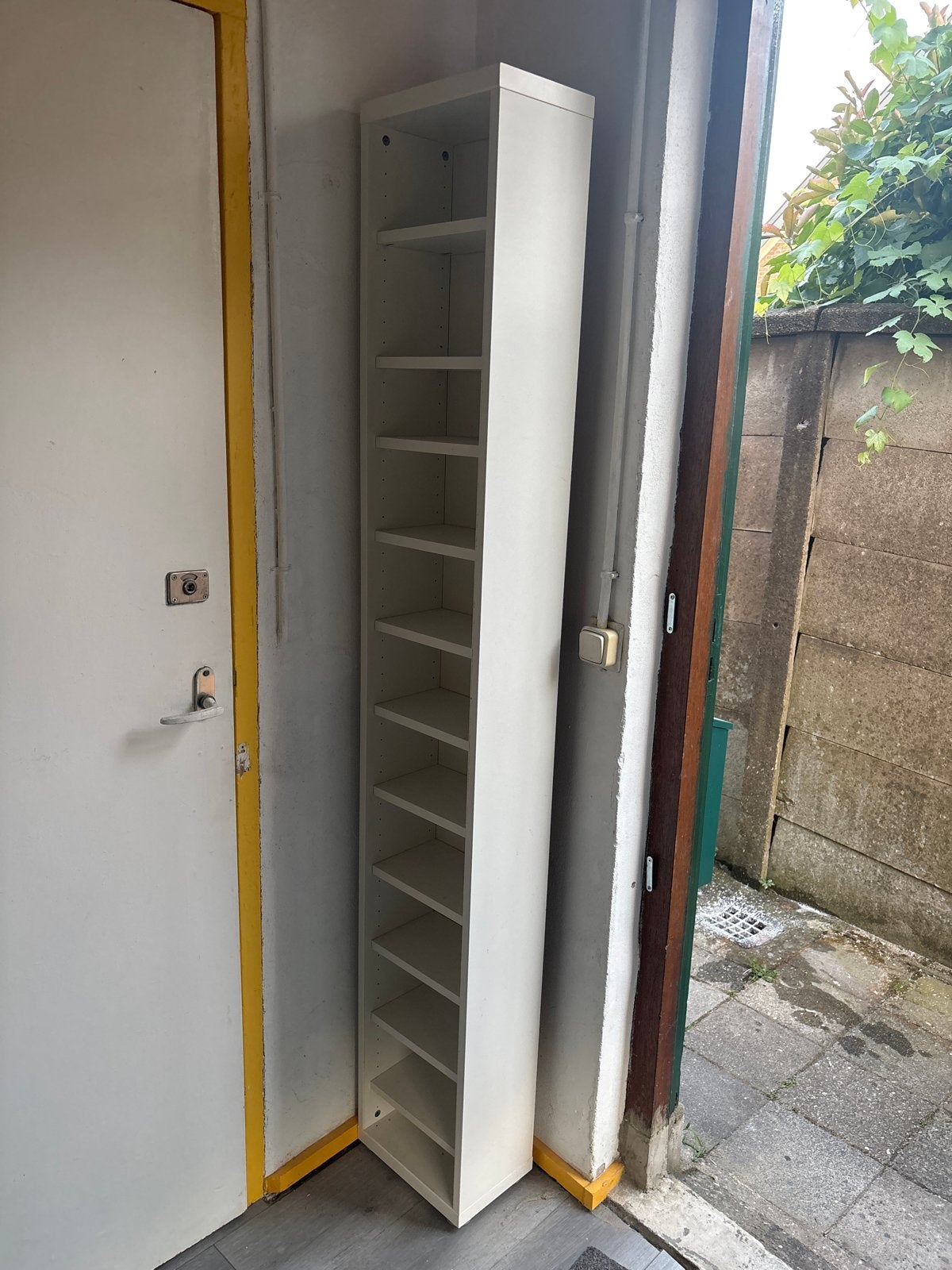 Smalle witte kast met veel planken, Minder dan 50 cm, Gebruikt, 200 cm of meer, Ophalen of Verzenden