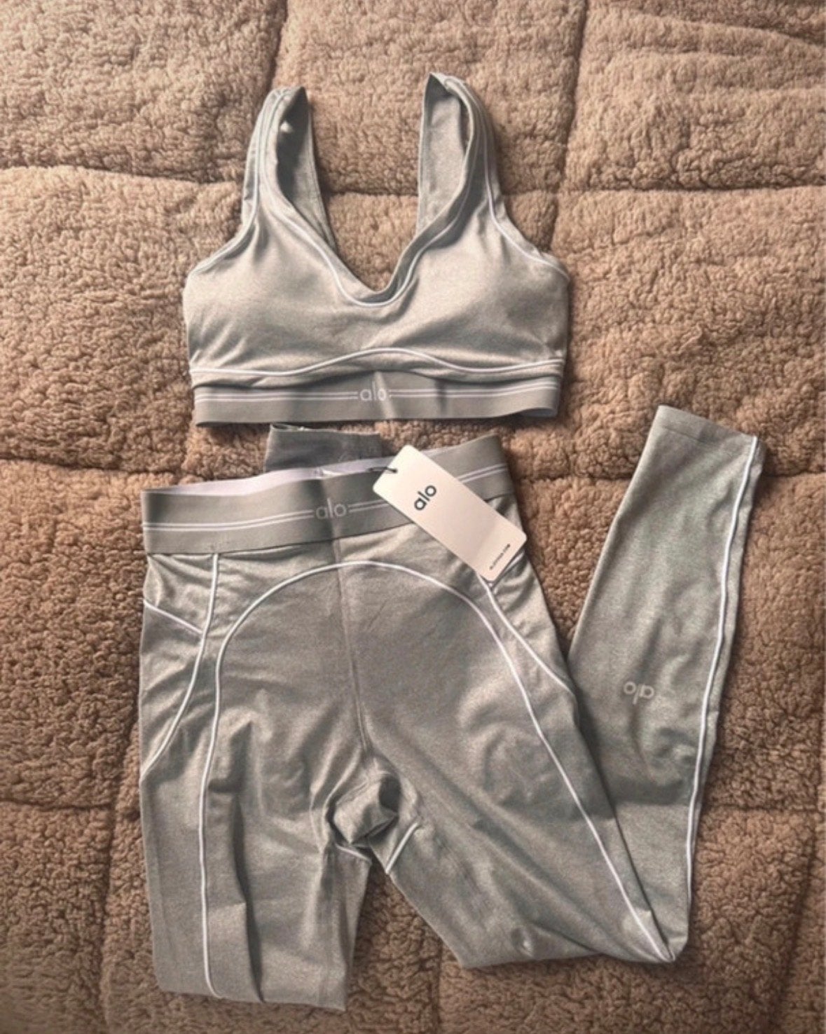 Alo Yoga sportset - Legging en sportbeha (Nieuw met kaartjes, Nieuw, Ophalen of Verzenden, Maat 36 (S), Grijs
