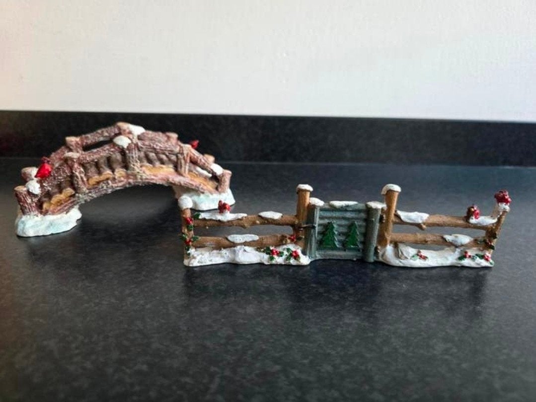 Lemax bruggetje hekje rode kardinaalvogels kerstdorp, Ophalen of Verzenden, Zo goed als nieuw