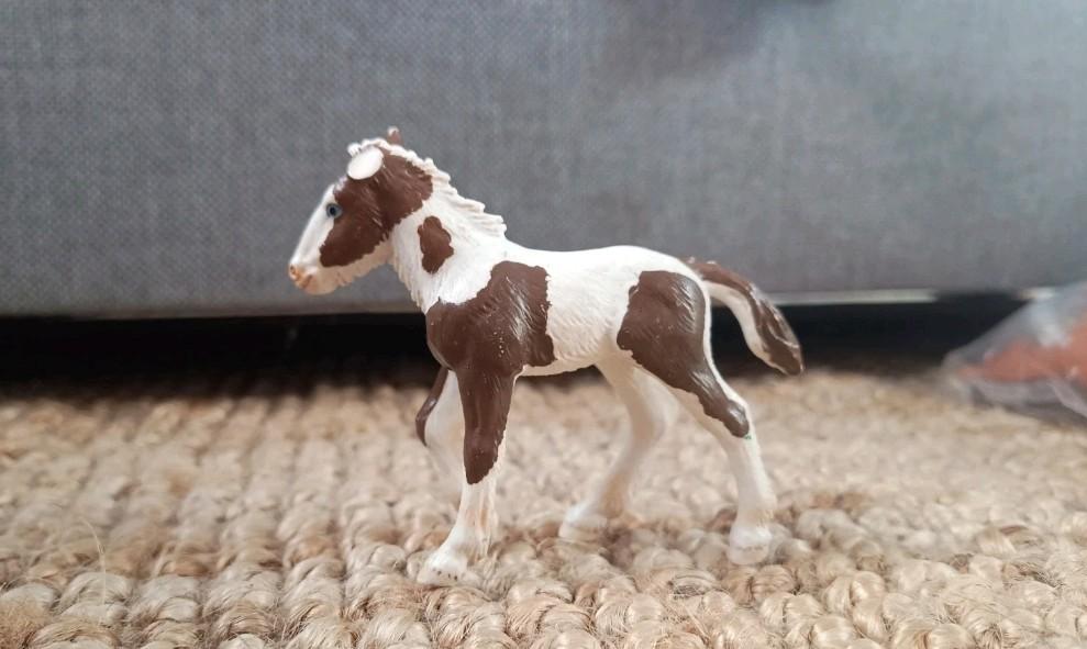 Schleich tinker veulen, mist linkeroor, 13295, Ophalen of Verzenden, Gebruikt, Paard, Beeldje of Figuurtje