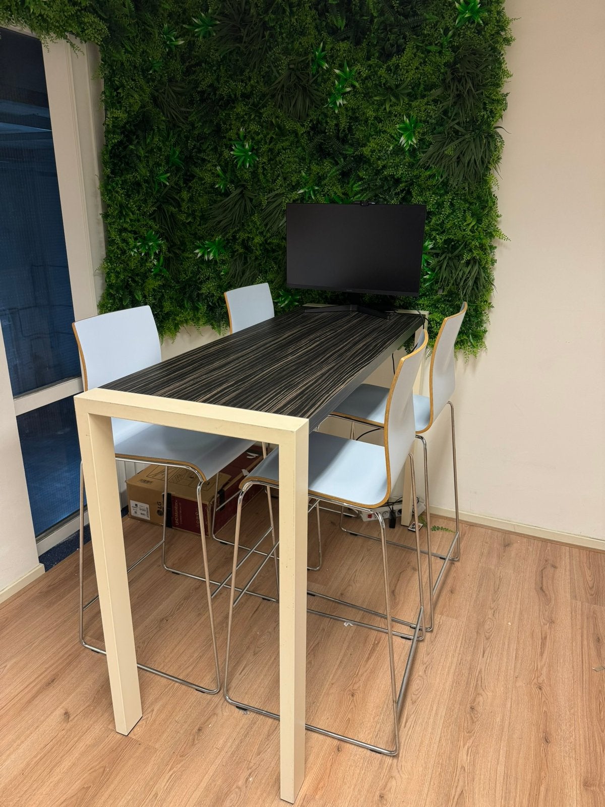 Kantoor meubilair vergadertafel stoelen kasten etc, Ophalen