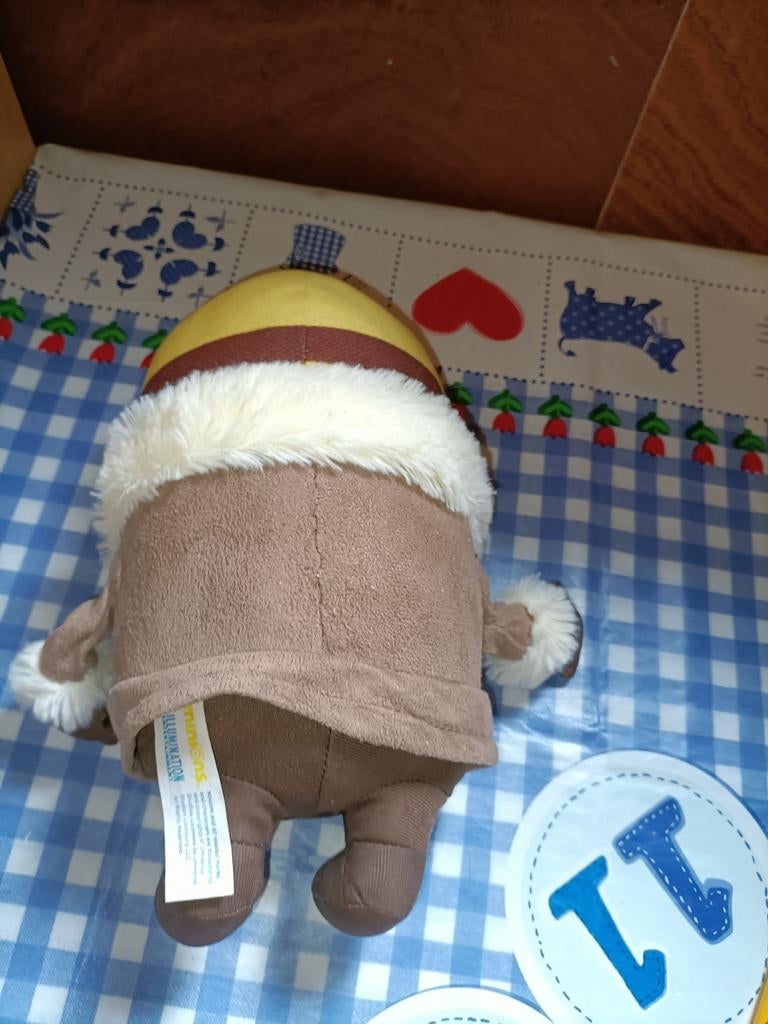 Minions knuffel met bruine jas Minion 24 cm groot, Ophalen of Verzenden, Zo goed als nieuw