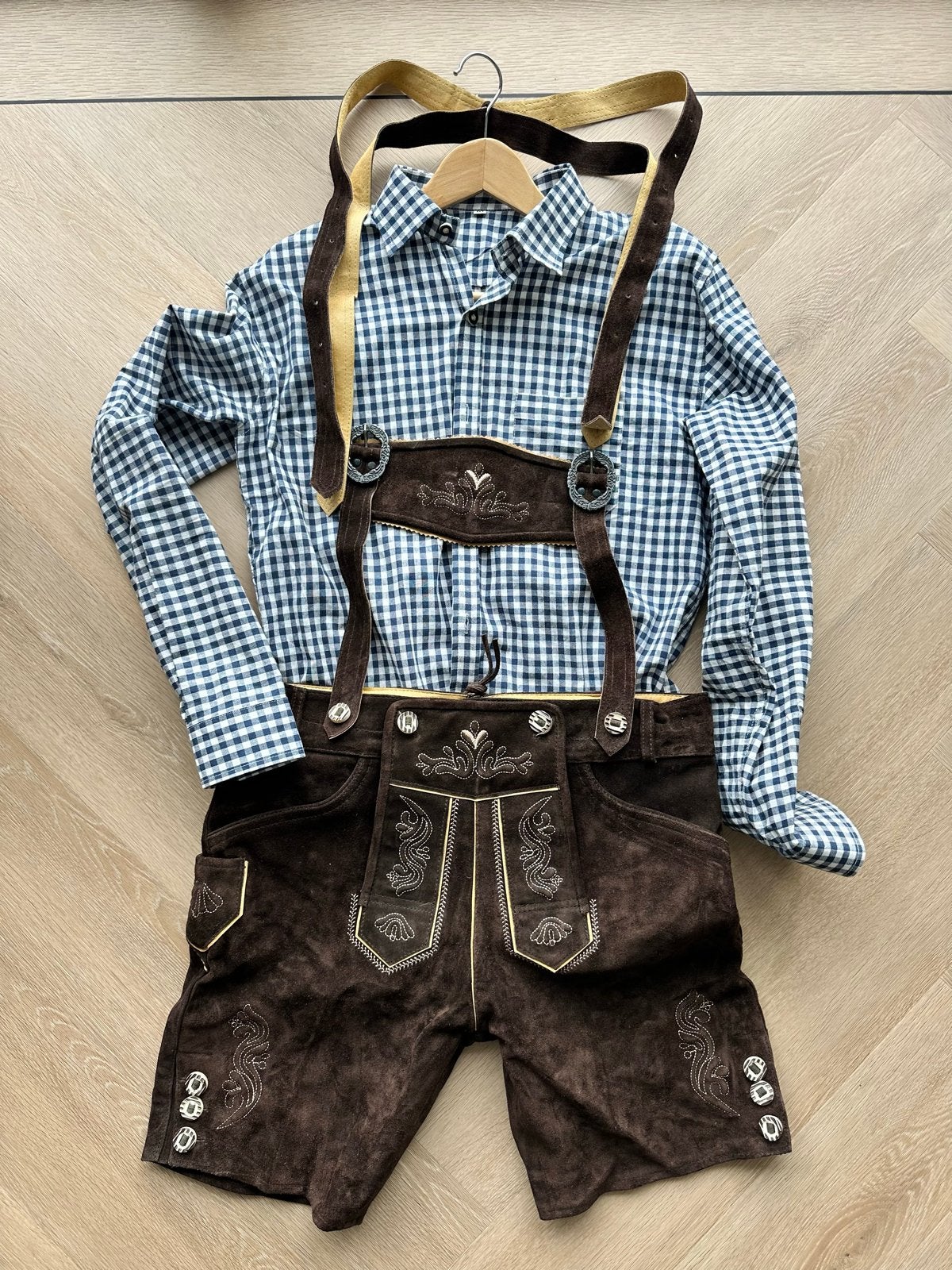 Lederhosen set met geruit overhemd - Oktoberfest, Maat 52/54 (L), Verzenden, Kleding, Overige thema's