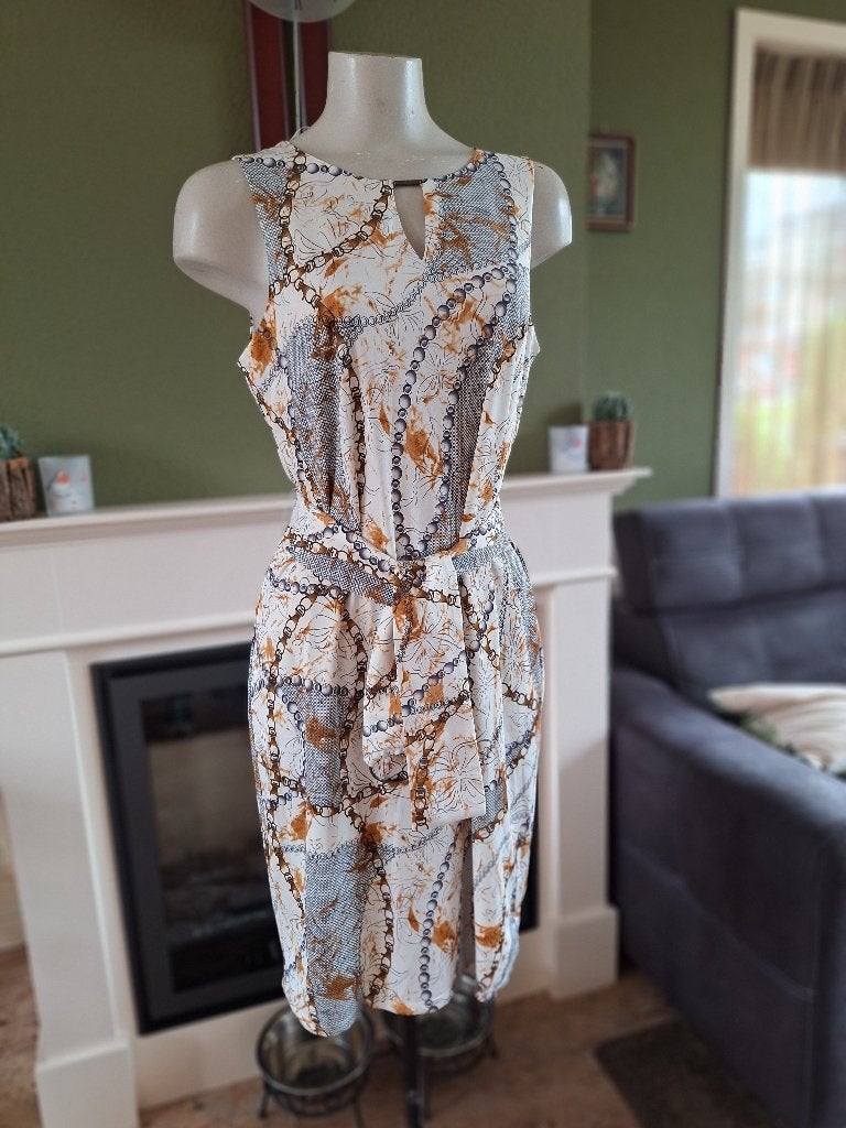 K-Design kettingprint jurk met riem maat L wit grijs bruin, K-design, Maat 42/44 (L), Zo goed als nieuw, Knielengte