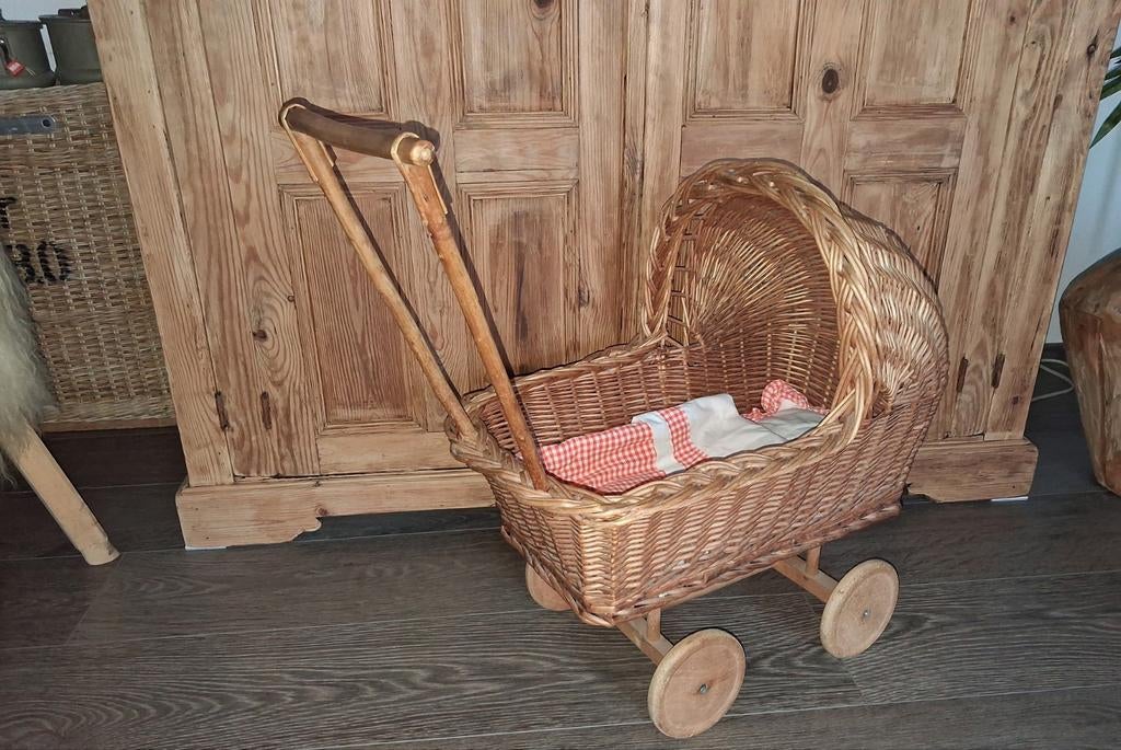 Brocante Rotan poppenwagen incl dekentje, Ophalen