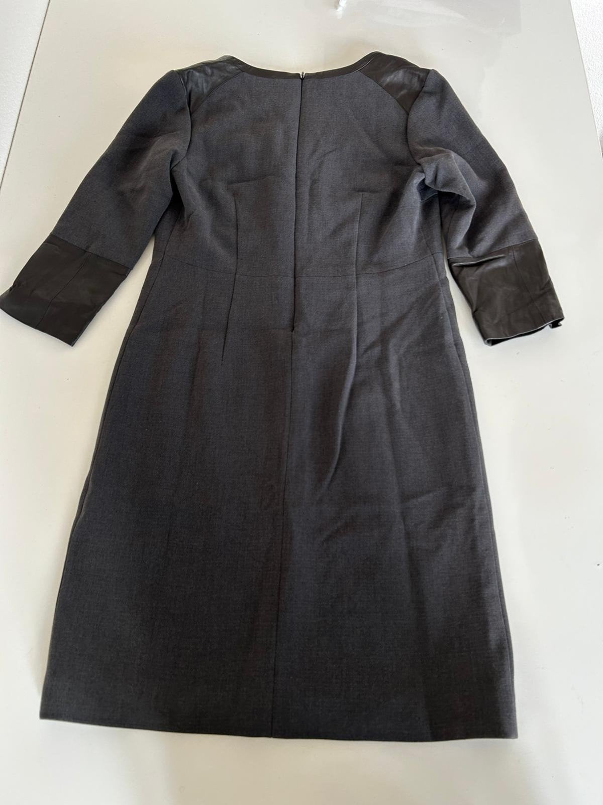 Truly by Part Two jurk grijs met leren details, Kleding | Dames, Ophalen of Verzenden, Zo goed als nieuw, Knielengte, Maat 36 (S)
