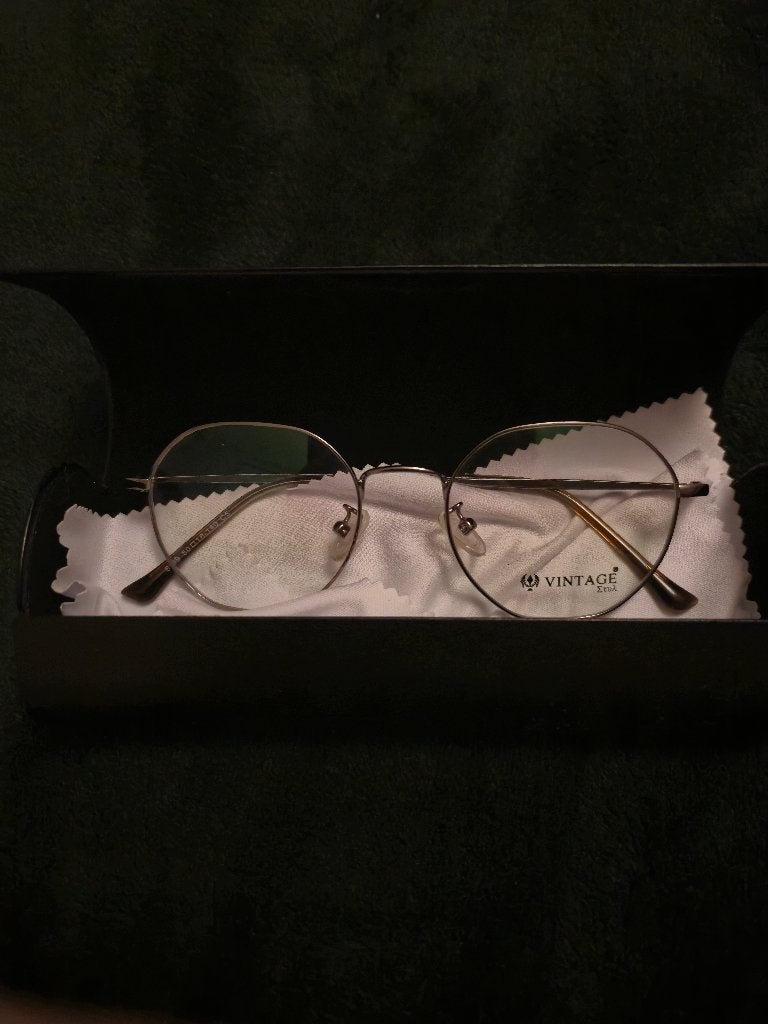 Round, vintage-style metal glasses