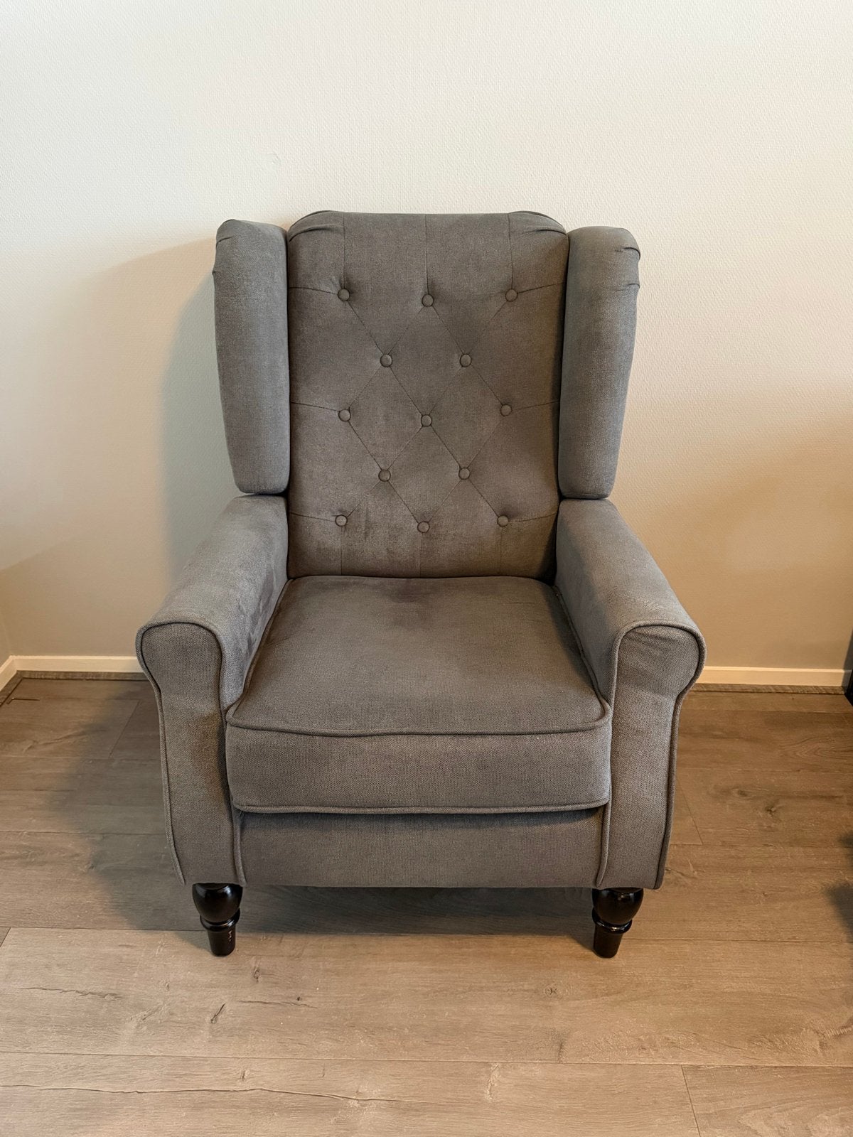 Grijze fauteuil met knopen en houten poten, Ophalen, Gebruikt, Stof, 75 tot 100 cm