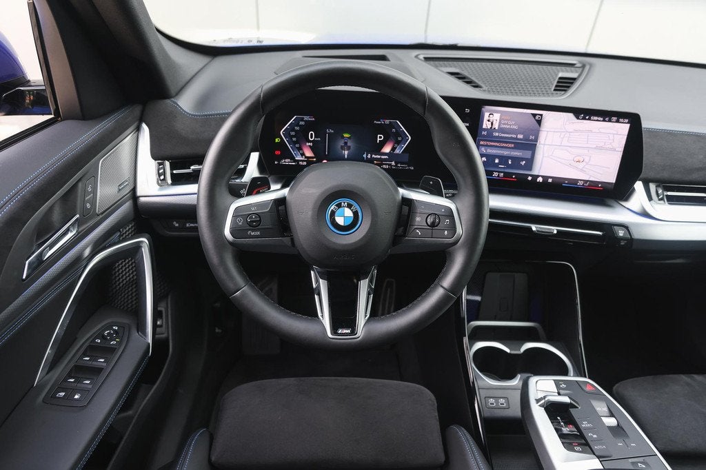 BMW X1 xDrive25e M Sport Automaat / Panoramadak / Trekhaak /, Auto's, BMW, Gebruikt, Blauw, Bedrijf, Hybride Elektrisch/Benzine