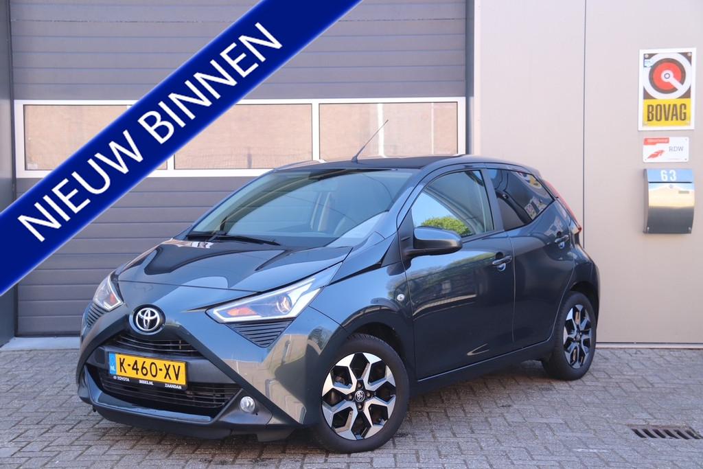 Toyota Aygo 1.0 VVT-i x-joy Automaat, Carplay, Camera, Airco, Auto's, Stof, Gebruikt, 4 stoelen, Origineel Nederlands