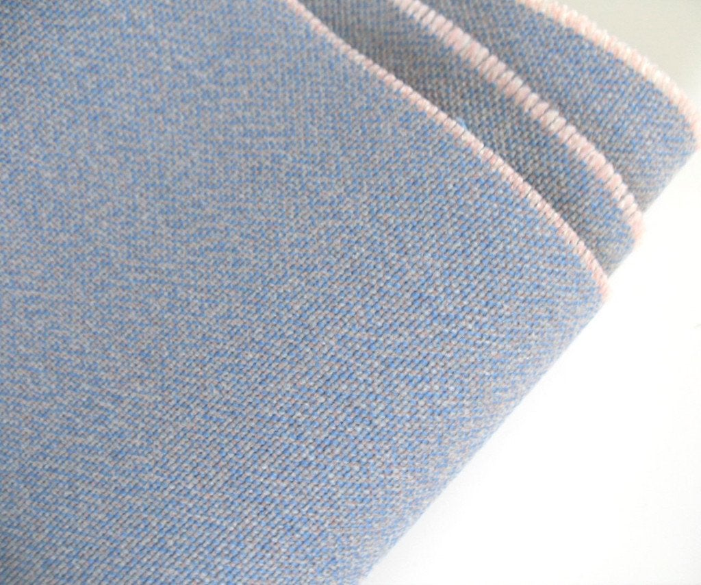 Kvadrat Atlas 631 zacht blauw+roze; restant meubelstof, Hobby en Vrije tijd, Stoffen en Lappen, Wol, Blauw, Ophalen of Verzenden