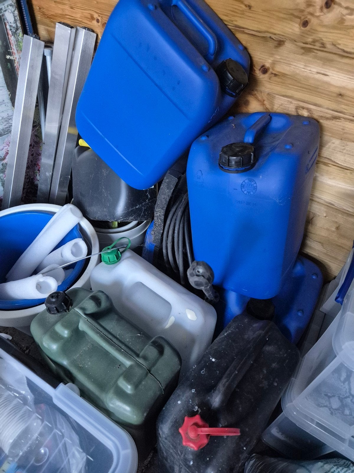 Diverse jerry cans, Ophalen