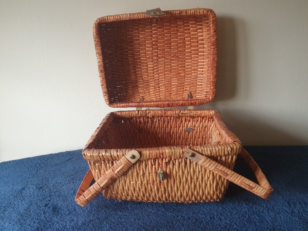 leuke rieten decoratie/picknickmand zie foto's, Huis en Inrichting, Woonaccessoires | Schalen en Manden, Verzenden, Zo goed als nieuw