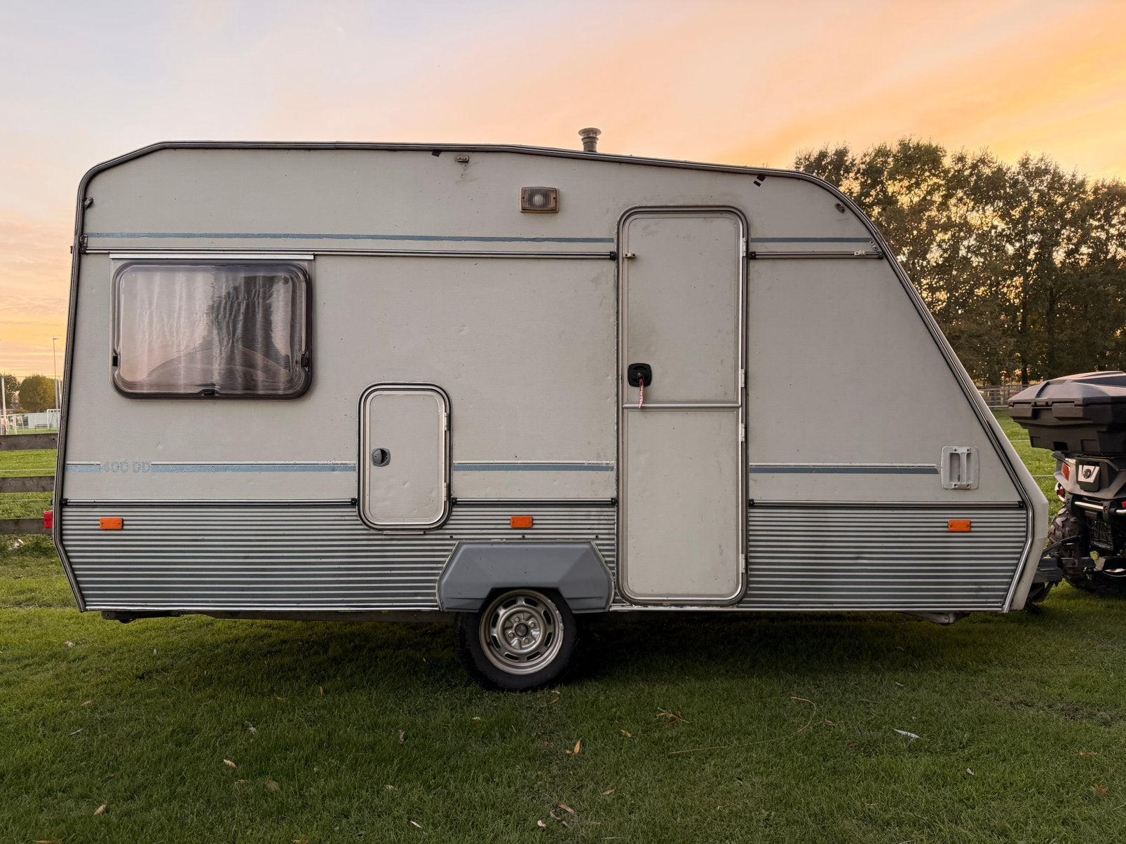 Beyerland Vitesse 400DD | 4pers | nieuwe banden | kenteken, Caravans en Kamperen, Standaardzit, Serviceluik, Particulier, 4 tot 5 meter