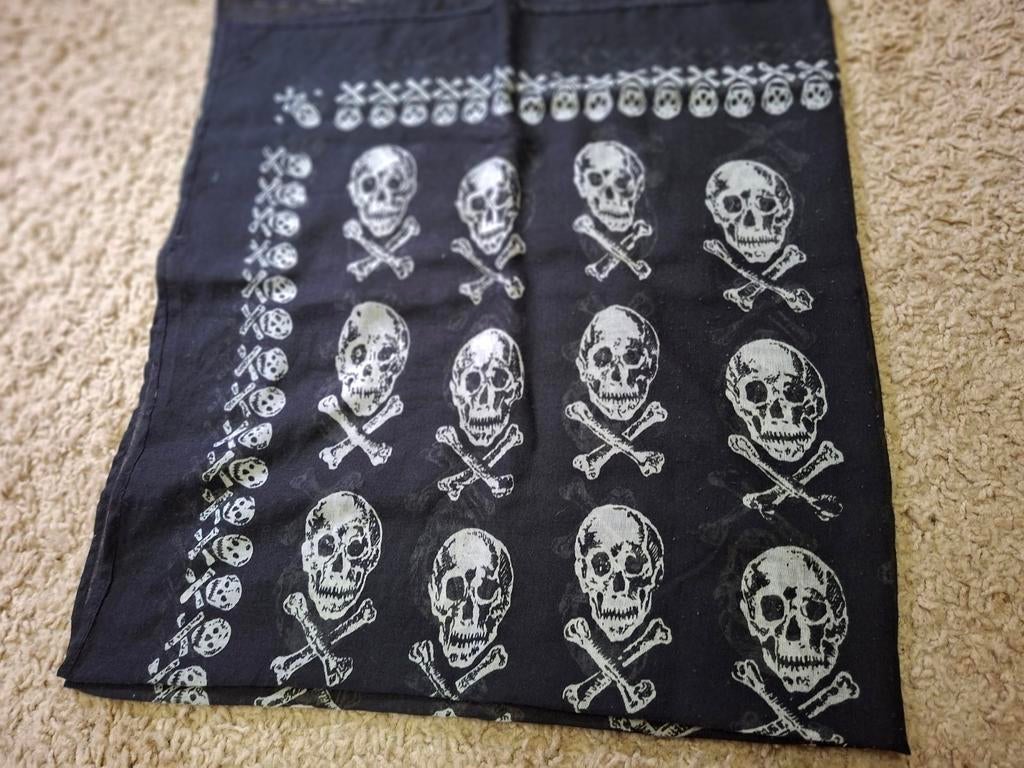 Doek/sjaal met doodskoppen - Feestkleding / Accessoire, Maat 46/48 (XL) of groter, Ophalen of Verzenden, Gedragen, Accessoires