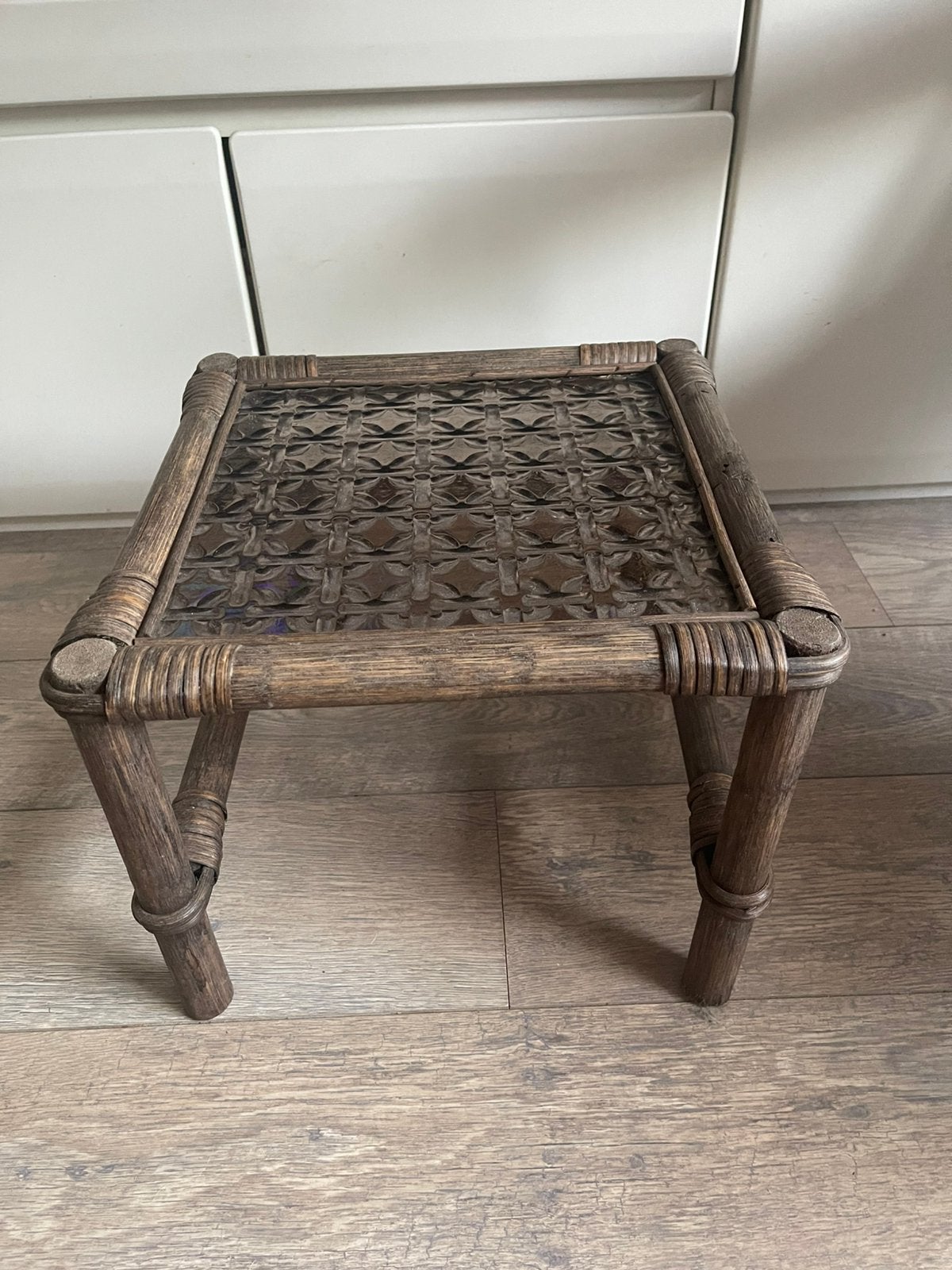 Seventies bijzettafeltje figuurglas, Huis en Inrichting, Minder dan 45 cm, Minder dan 55 cm, Gebruikt, Ophalen of Verzenden