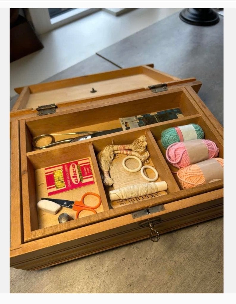 Mooie volle, jaren ‘60 naaidoos met sleutel, Antiek en Kunst, Curiosa en Brocante, Ophalen of Verzenden