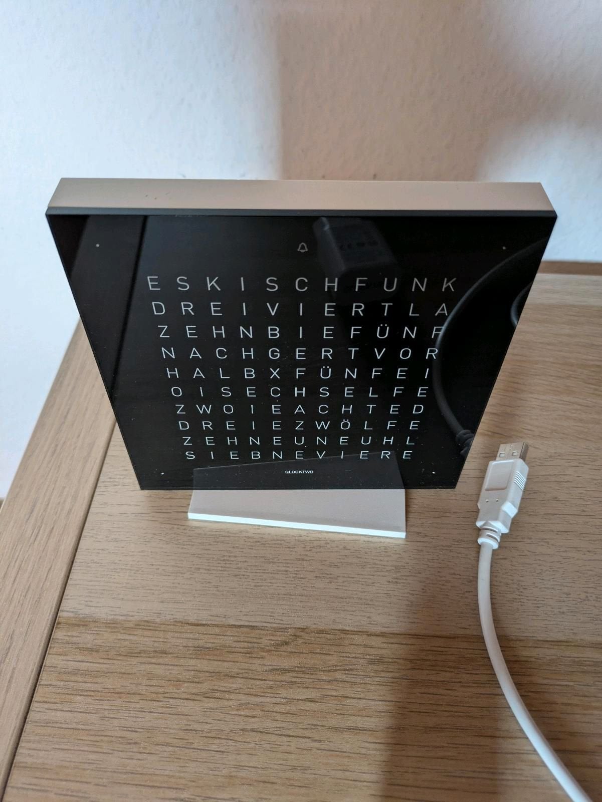 QLOCKTWO D3 Black Ice Tea, Huis en Inrichting, Met verlichting, Ophalen of Verzenden, Zo goed als nieuw, Tafelklok