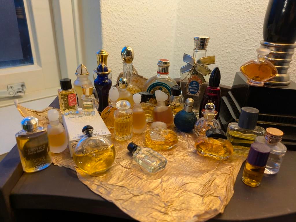 Oude parfumflesjes verzameling miniatuur, Ophalen of Verzenden, Zo goed als nieuw, Miniatuur, Gevuld