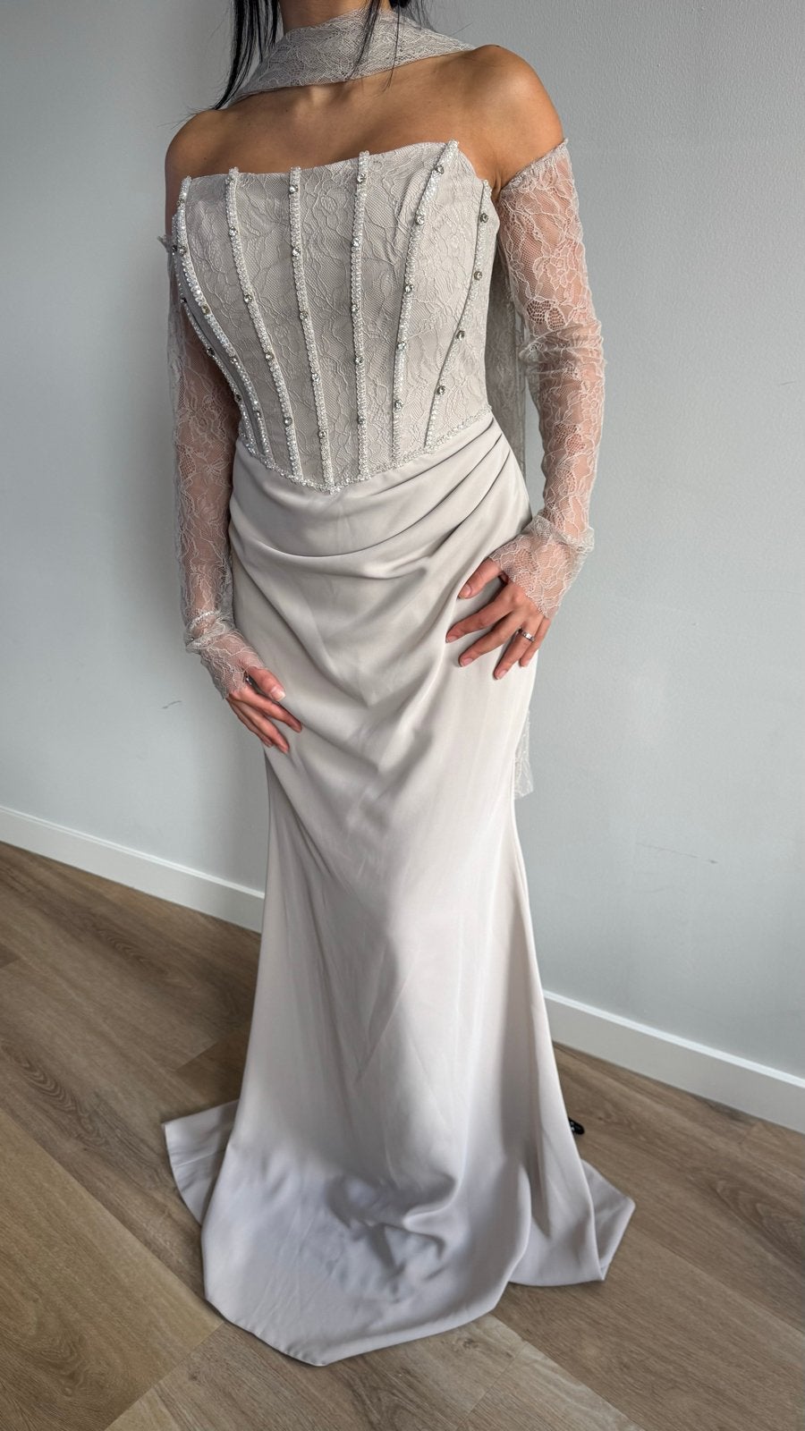 Elegante avondjurk met kanten mouwen en korset, Kleding | Dames, Jurken, Maat 38/40 (M), Beige, Nieuw, Ophalen of Verzenden