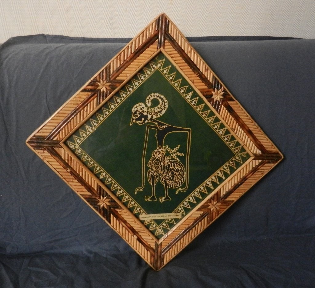 Batik Wajangpop in bamboe lijst Rotaract Maleisië hxb 54x54, Antiek en Kunst, Kunst | Niet-Westerse kunst, Ingelijst, 54 cm, Ophalen of Verzenden