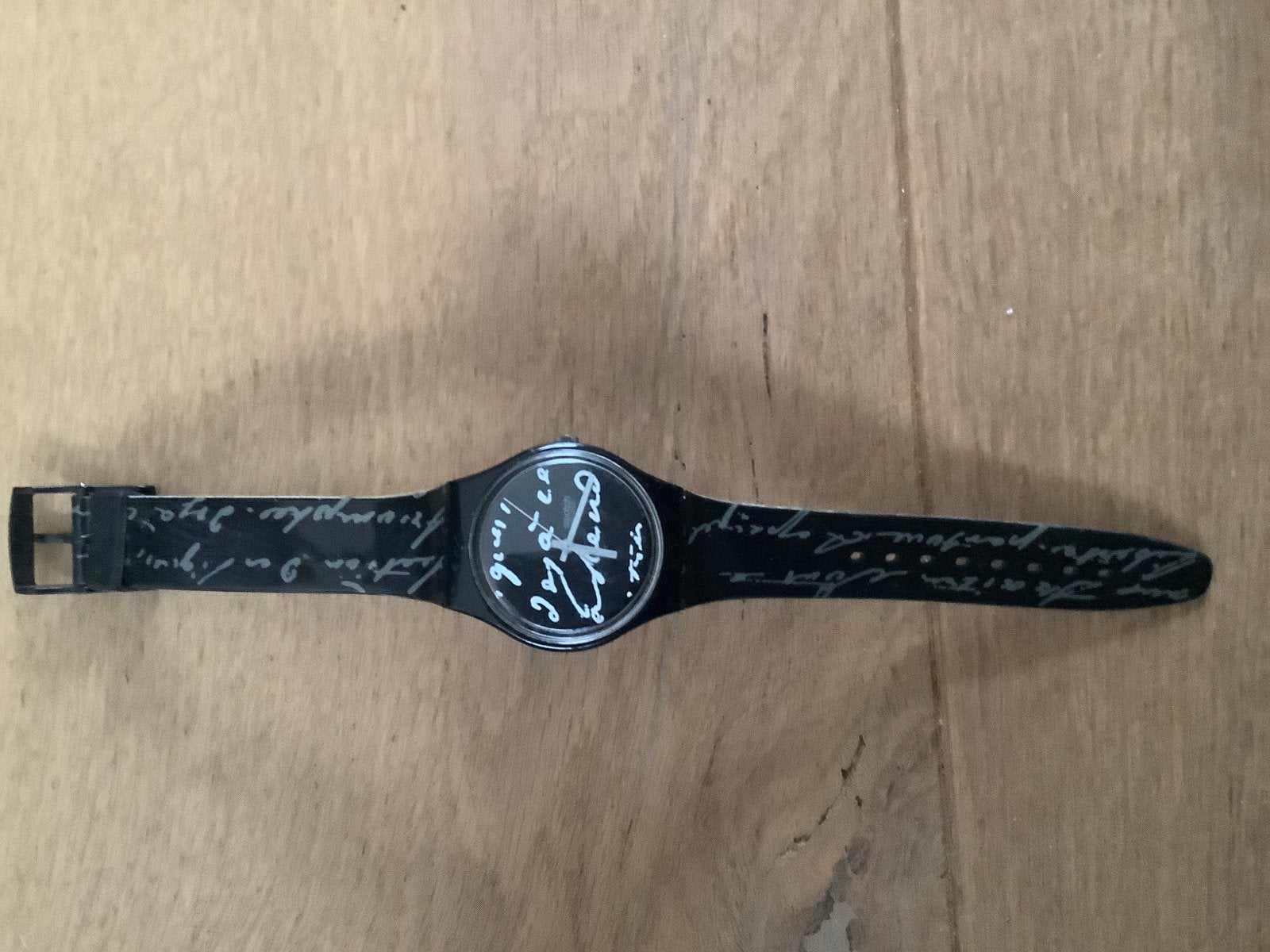 Swatch horloge met uniek schriftontwerp, Kunststof, Polshorloge, Swatch, Ophalen of Verzenden