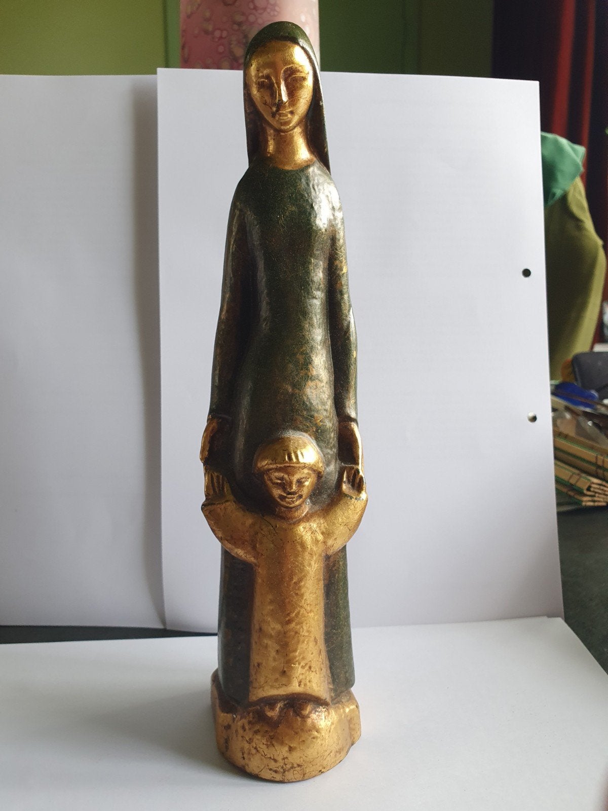Vintage beeld Maria met kind - Groen en goud, Handgemaakt, Ophalen of Verzenden, 20 - 50 cm, Steen of Keramiek